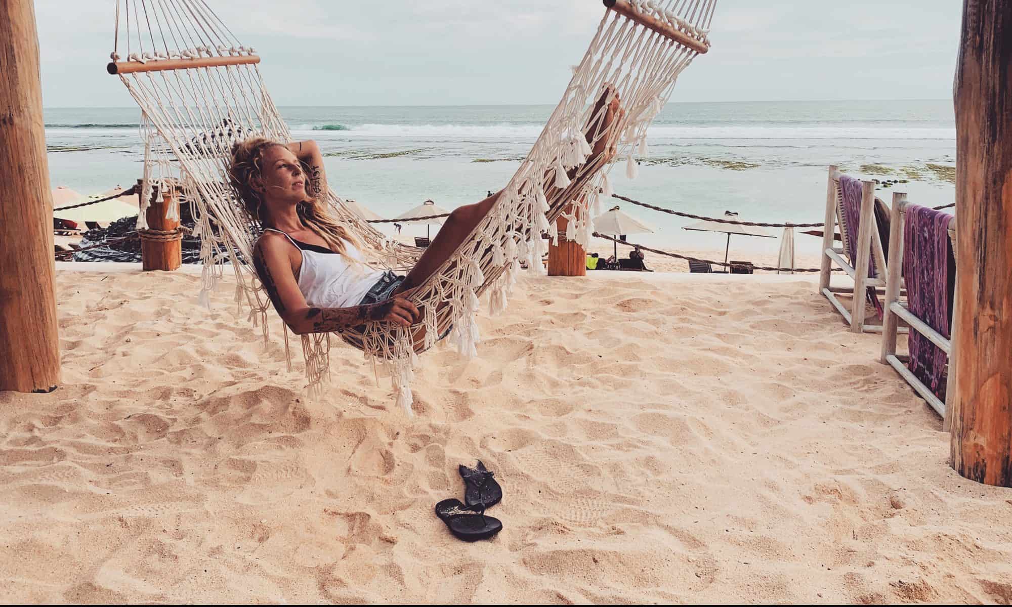 Ortsunabhängig arbeiten: Freelancerin Sandra in Hängematte